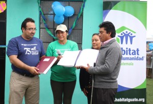 Erick Guerra y Sonia González del CDN, haciendo entrega de la Biblia braille.